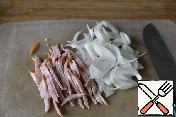 Take the sausage, I have half-smoked pork, cut into thin strips, cut the onion with feathers.