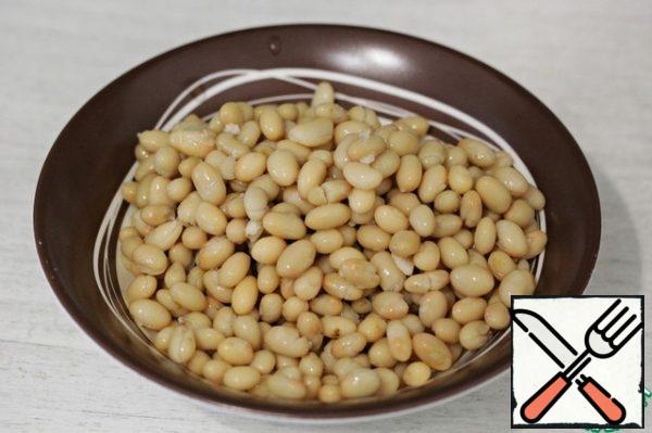 Put the canned beans on a sieve, rinse and let the water drain.
You can, of course, boil the beans yourself, this is anyone who wants.