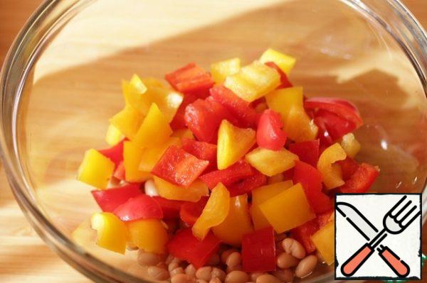 Add sweet pepper, cut into small squares.
It is best to use red and yellow, so it turns out more beautiful, but you can only take red.