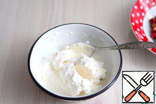 Beat the cream into a dense cream structure. Gelatin (1 teaspoon) soak in 50 ml. boiled water and immediately put in a water bath to completely dissolve the gelatin crystals. Do not boil the mixture!
Combine the cream and gelatin solution. The mixture is stirred.