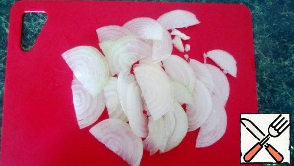 Cut the onion into thin half-rings.