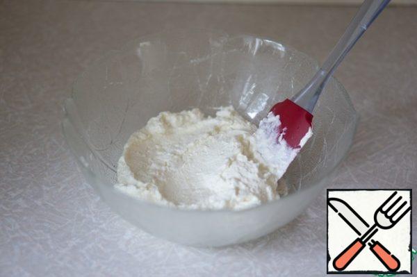 Add sour cream and garlic passed through the press to the cheese.