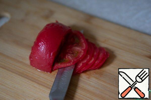 Cut the tomato into thin slices. If it is very juicy, you can remove the part with seeds.