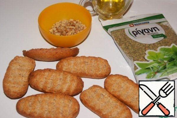 Products for the basics.
Cover the bottom and sides of the form with a diameter of 15 cm with parchment paper.