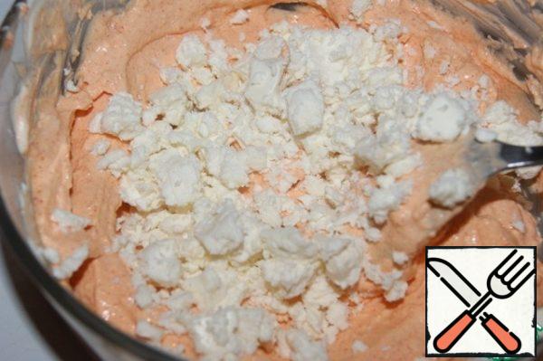 Fill the gelatin with water.
RUB the cheese cream with paprika, pepper and yogurt. Add the swollen gelatin melted in a steam bath and mix quickly.