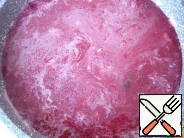 In a saucepan with syrup, pour the cherry puree, freshly squeezed lemon juice and add the rest of the cold (boiled) water. Mix and put the pan with cherry lemonade in the refrigerator for 1-2 hours, so that it is infused and turns out more saturated.
