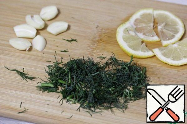 Peel the garlic and cut it into halves.
Wash the dill, dry it thoroughly and chop it coarsely.
Cut off 3-4 circles of lemon (you can cut them in half, or you can leave them whole).