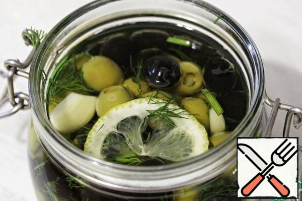 And put it in a jar. Pour all the olive oil and close the jar (not hermetically).
Leave at room temperature for 1 day, then put in the refrigerator for 5-6 days.