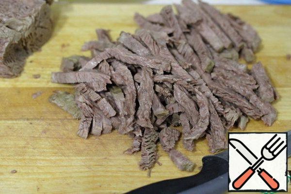 Beef pre-boil in salted water, with Bay leaf and pepper peas. Allow to cool without removing from the broth.
Cut cold beef into cubes.