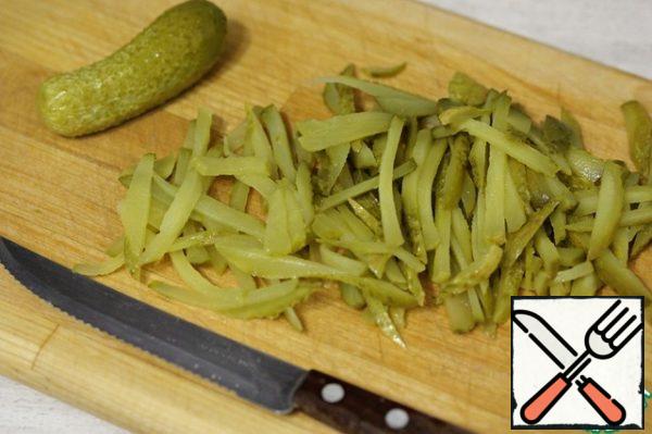 Cut the pickles into strips.
