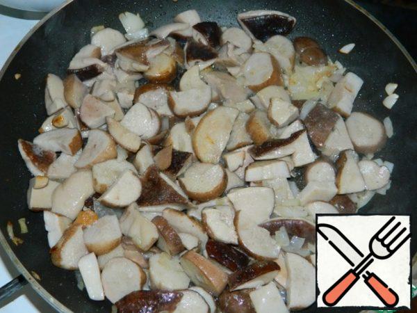 bring them to readiness... clean, wash, cook... Fry the mushrooms with onions. While they cool down, prepare the rest of the ingredients.