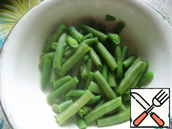 Boil the beans in salted water for 2-3 minutes.