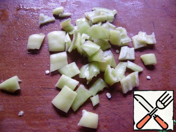 Cut the Bulgarian pepper into cubes.