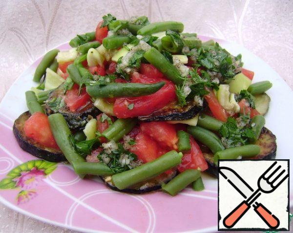 Put the vegetables on a plate and fill with the dressing.