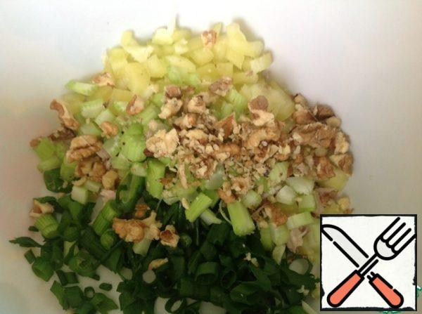 Chop the walnuts, but not to crumble, and left small pieces. It is very convenient to do this with a rolling pin.