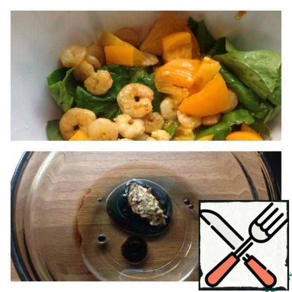 Cut the tomato into a medium cube and put it in a salad bowl.
Do the dressing: oil ( I have a mixture of olive and vegetable), mustard, balsamic vinegar and lemon juice mix. Pour into a salad bowl and gently mix the salad with your hands. Portionally spread the salad on plates.