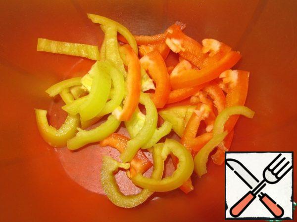 Cut the pepper into strips.