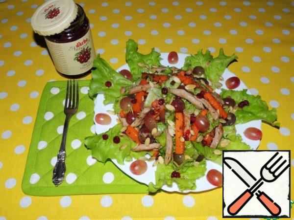 Spread the salad leaves on a large plate. In the center of the slide, put the salad. Sprinkle the pumpkin seeds fried with salt (I do this in the microwave for 1 minute). Delicious food is ready! In cold form, it is also very tasty.