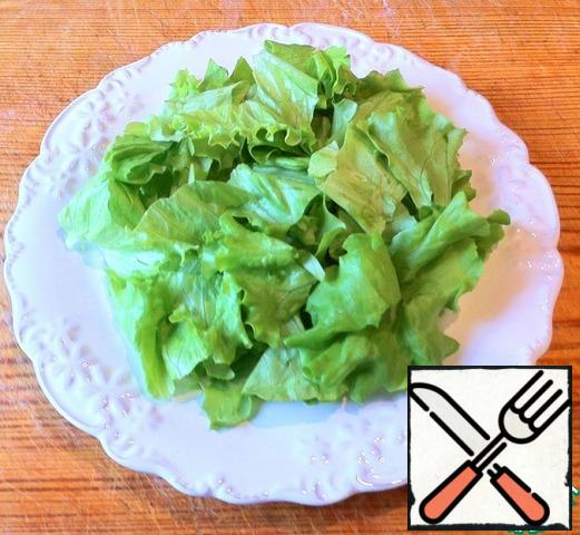 Tear or slice the salad leaves and put them on a serving plate.