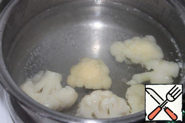 Boil the rice in salted boiling water for 15 minutes. Cauliflower was disassembled into inflorescences and boiled in boiling water for 3 minutes.