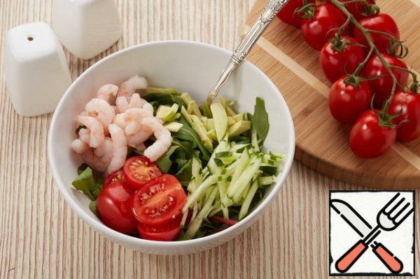 Prepare all the ingredients. Wash the tuna and dry it with a towel. Wash the vegetables, peel the garlic and avocado.
Cut the cherry, avocado and cucumber. In a deep bowl, pour the salad mix, add the chopped cherries, avocado, cucumber, salad prawns, vinegar, oil — mix everything and put it on a plate.