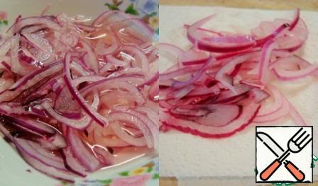 Cut the onion into thin half-rings and marinate it for 5 minutes in cold water with vinegar. Then put it on a paper towel and let the liquid soak in.