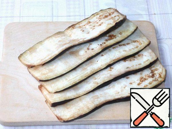 Cut the eggplant into slices, put it in a bowl and add salt and leave for 30 minutes.