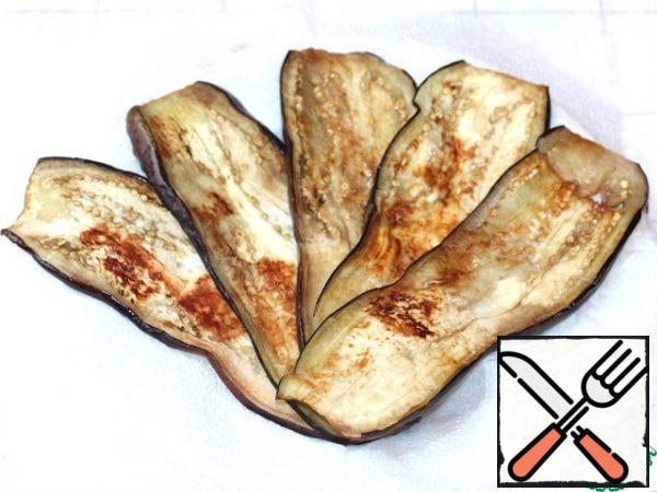 Place the fried plates on a paper towel.