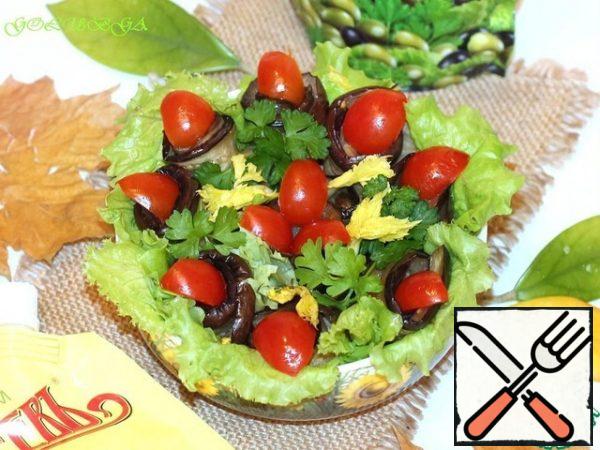 Put the salad leaves on a dish, put the eggplant on top and pour the dressing over them. To decorate the dish, you can put sliced cherry tomatoes, sprinkle with chopped parsley and serve.