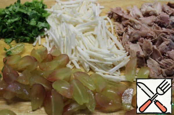 Just a wonderful set of products for salad, celery is already cleaned.
My husband is away, there is no one to feed, so I prepared a salad from half of the products. Cut the chicken flesh into small slices, celery-straws, grapes-quarters, parsley finely chop.