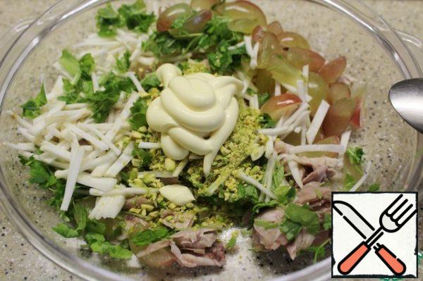 Add mayonnaise with lemon juice to the salad bowl and mix.