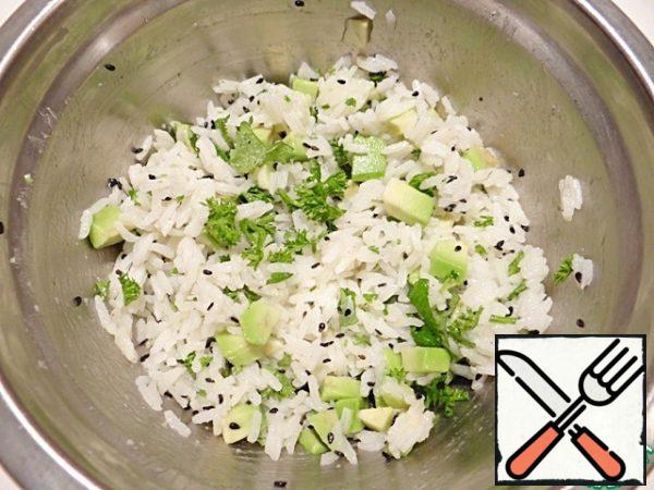 Ready rice pour out of the bags in a separate bowl, let the rice cool slightly. I add the rest of the ingredients and reshape them. I decorate the salad with leaves of Melissa.