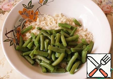 Add string beans to the rice. The amount of beans can be varied to taste.