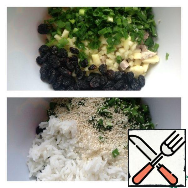 Chop the green onions. Squeeze the raisins from the excess liquid. Add salt, pepper, sesame and rice.