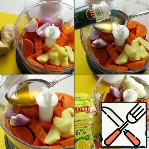 Cut small pieces of carrots, onions, ginger root and load into the bowl of a blender. Add balsamic, honey, mayonnaise, salt, pepper mixture and grind to a uniform consistency. If the sauce is too thick, add a couple of tablespoons of vegetable broth or just water.
