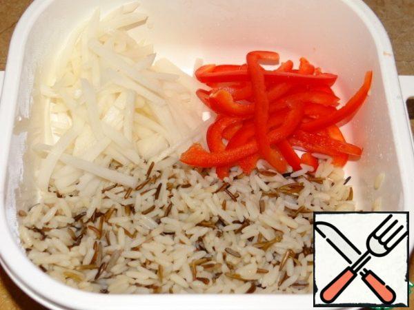 Daikon, pepper cut into thin strips;
Add rice and salt to taste, stir;