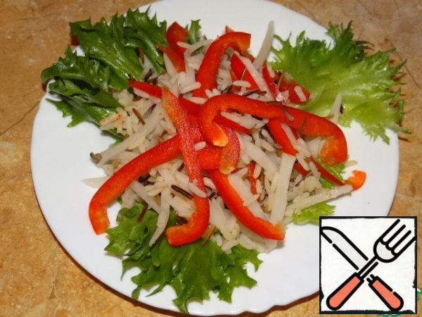 Put the salad preparation on the lettuce leaves;