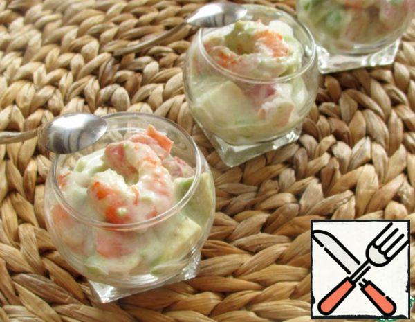 - peel the boiled prawns and put them in a bowl;
- add peeled and chopped large, not diced avocado;
- pour fresh lime or lemon juice over the shrimp and avocado;
- cut the grapefruit into cubes and add it;
- season the salad with yogurt, mix, add a little salt and let it stand for at least 5 minutes.
