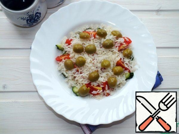 Cut the olives into two halves and add the crumbly rice.