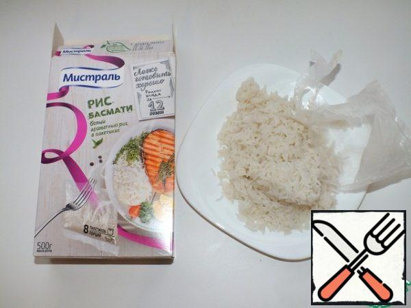 Boil the rice until ready, open the bag, let it cool.