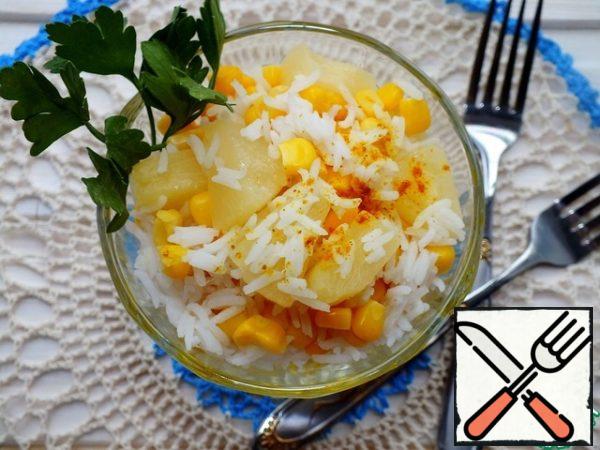 In a salad bowl, mix rice, corn and pineapples. We put them in portioned salad bowls.