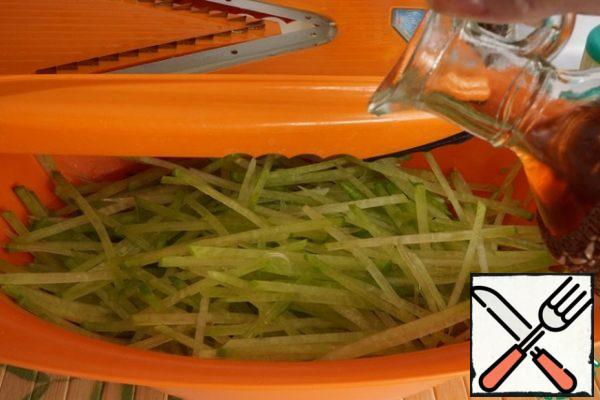 Grate the radish on a Korean carrot grater or cut into strips. Add vinegar (any), 6 percent and mix with your hands but do not mash much. Leave to infuse.