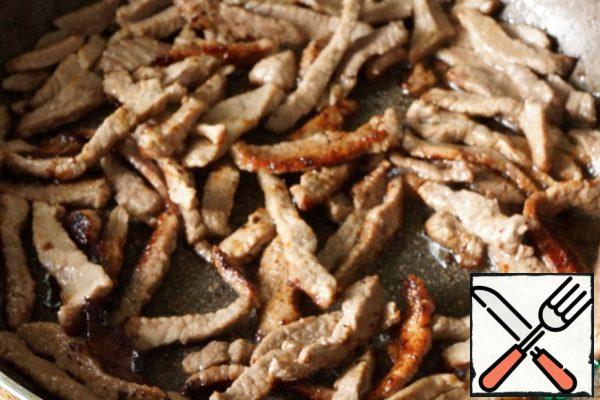 In a frying pan, or better in a wok, heat the vegetable oil and put the meat there, stirring for 10 minutes.