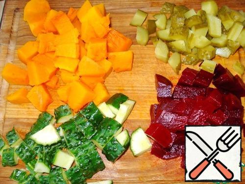 Prepare the necessary ingredients.
Boil the pumpkin or cook it for a couple, it is better not to cook it a little. My beetroot is boiled. Boil the egg, cool it, and clean it. Peel and dice the beets.
Do the same with beets, cucumbers, fresh and pickled.