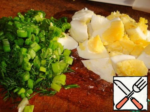 Chop the egg, green onion and dill.