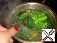Boil the broccoli in boiling salted water for 3 minutes, then divide it into inflorescences. In the same water, boil the mussels for 4 minutes.