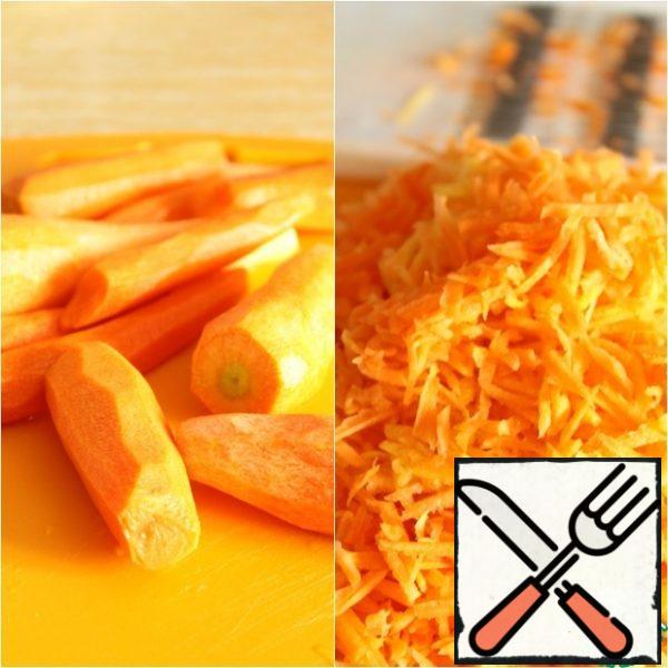 Chop the carrots into thin strips or grate them on a special grater for Korean salads. Put in a deep bowl, stir with your hands until the carrots give juice for 2-3 minutes.