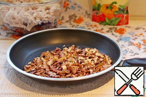Fry the walnuts in a dry pan for 5-7 minutes.