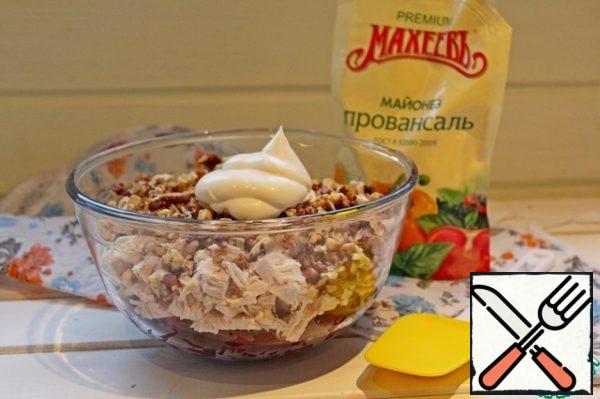 Mix all the ingredients in a bowl, season with mayonnaise and mix.