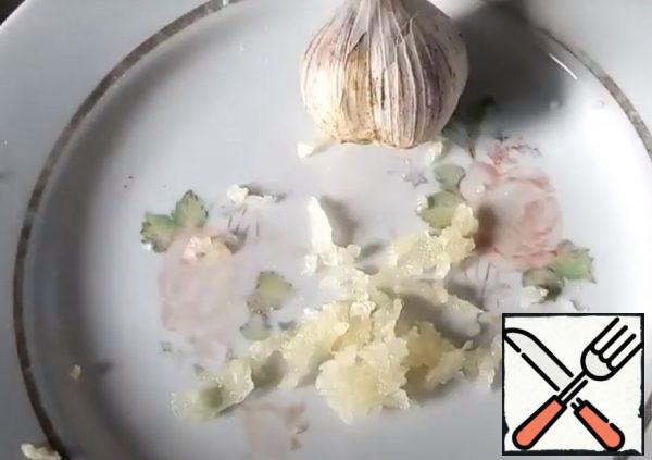 Pass the garlic through the pressand add mayonnaise.
